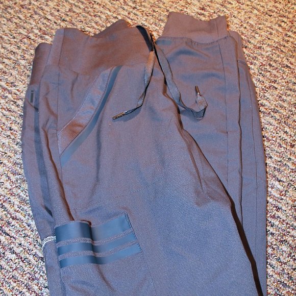 Grey's Anatomy 6 pocket jogger pant - Picture 4 of 4